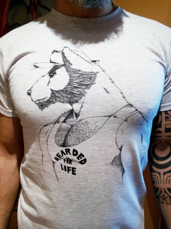 ZocodeChueca's tweet photo. Este #Orgullo2016 descubre la nueva camiseta #BeardedForLife de la colección #UrbanZoo de @meloncete2013 #ZocoChueca https://t.co/1DIc8hauN4