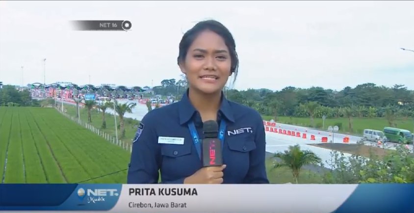 OfficialNETNews's tweet photo. Laporan langsung Prita Kusuma mengenai arus kendaraan di gerbang tol palimanan, Jawa Barat. #NET16 #NETMUDIK https://t.co/PYAEf6rgts