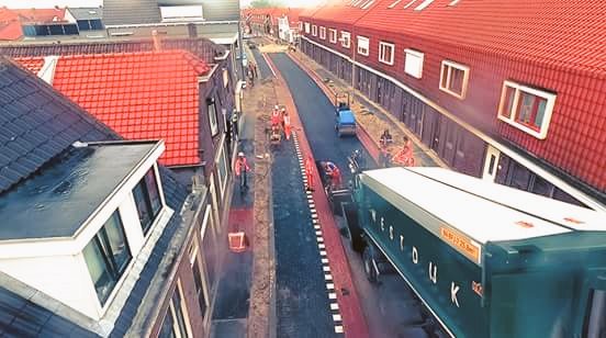 Afgelopen vrijdag is er weer een fase in de Sluisweg voorzien van 2 lagen asfalt. Wie heeft er iets van meegekregen?