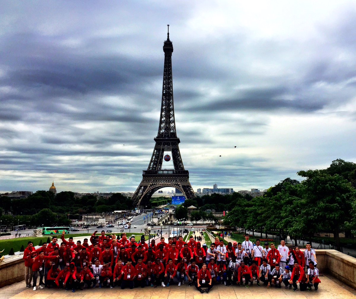 CopaCocaCola's tweet photo. #CampCopa16 does the #EiffelTower. Say cheese! 📸👍🏻⚽️ #CopaCocaCola #Paris https://t.co/VeDnmqSeM2