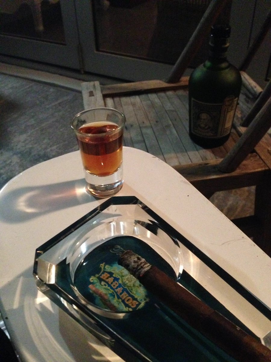 FMchatterbox's tweet image. Everything in moderation, including moderation itself😌🤘🏻#cigars #rum #goldcoastlife