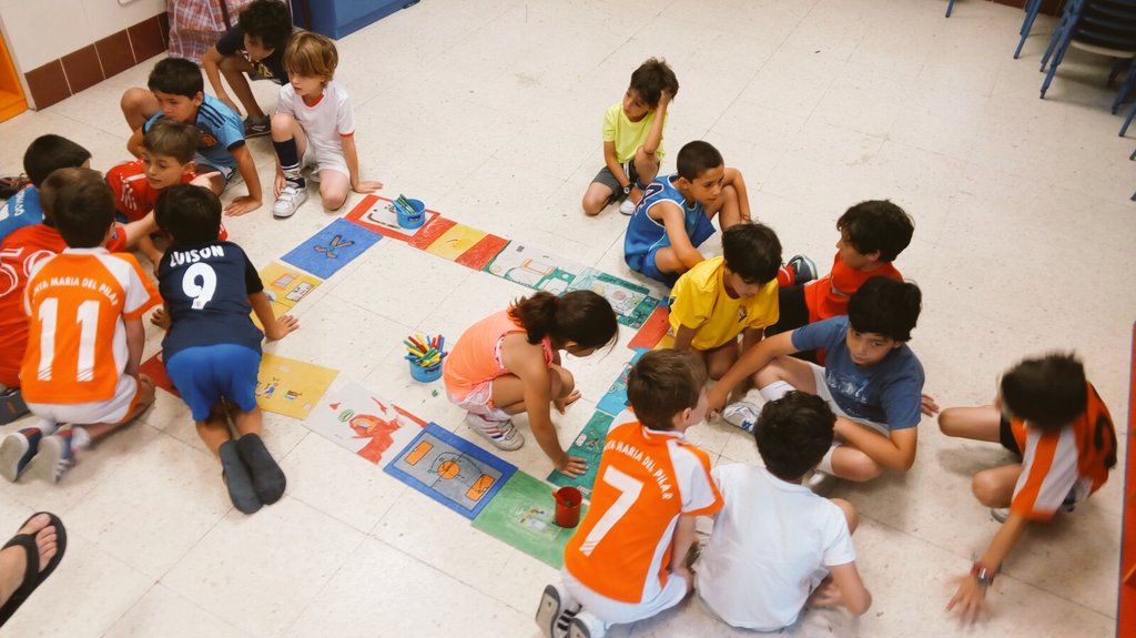 CAMPHOCKEY2015's tweet photo. Esta mañana los más peques con @alvar7martine7 y @SergioLayunta realizando el Trivial de Hockey... https://t.co/3Ze8JImODe