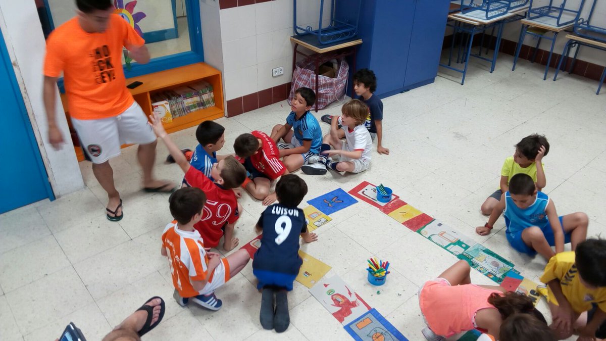 CAMPHOCKEY2015's tweet photo. Esta mañana los más peques con @alvar7martine7 y @SergioLayunta realizando el Trivial de Hockey... https://t.co/3Ze8JImODe