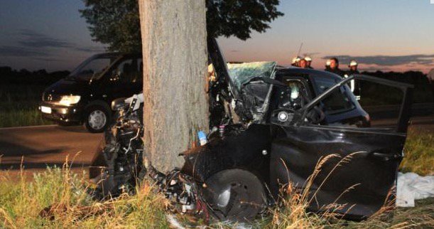 BILD_Ruhrgebiet's tweet photo. #Crash auf der L117 bei #Ratheim: Fahrer (20) stirbt während
#Deutschland-Spiel
https://t.co/dZfgmX6wNN https://t.co/g8Gy1C7ILG