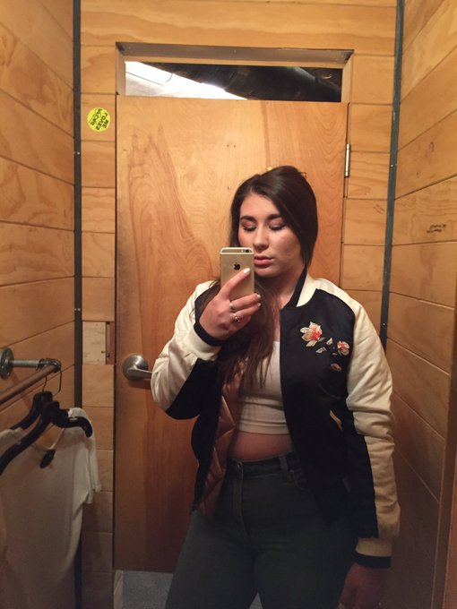 smash that MF like for how fuckin cute I am https://t.co/ufzLavfYHs