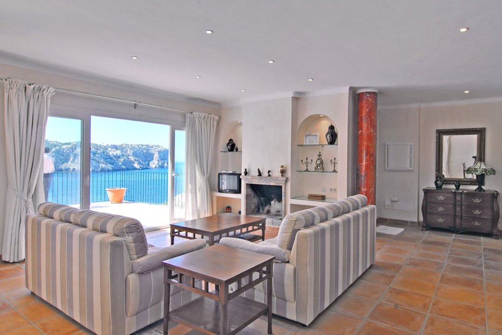 A great sneak peek into the lavish homes of the rich and famous! #property via <a href="/Glamourmag/">Glamour</a> bss.to/29clEzn