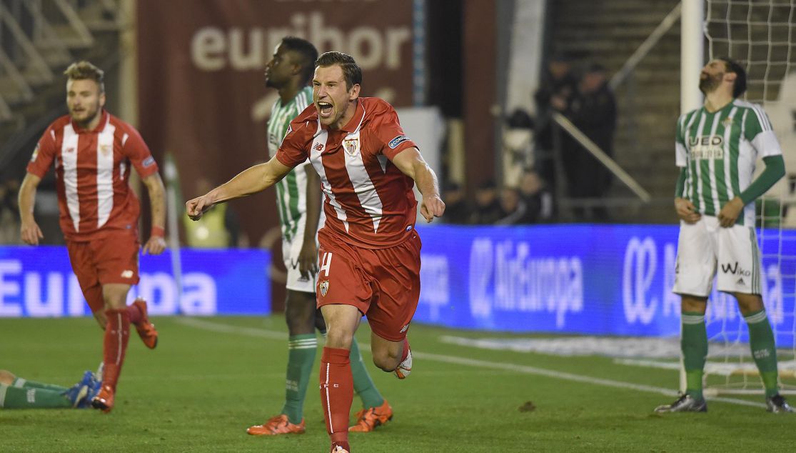 footmercato's tweet photo. Séville officialise un accord avec le PSG pour le transfert de Krychowiak ! https://t.co/Ca2o60auev