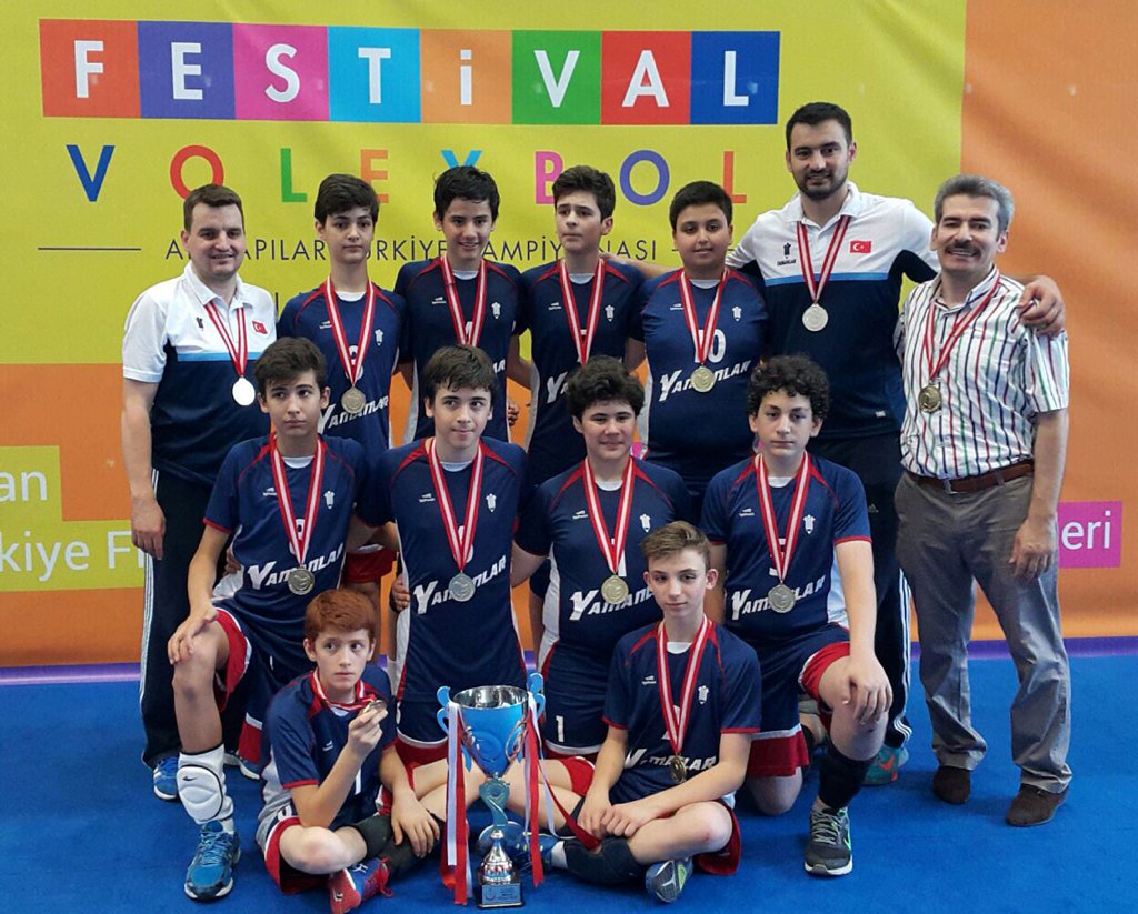 Yamanlar_kyk_io's tweet photo. Yamanlar Koleji Spor Kulübü
      Minik Erkek Voleybol
TÜRKİYE ŞAMPİYONU oldu

Tüm maçlarını aldı
Filede Tarih yazdı https://t.co/XW0MHspAxH