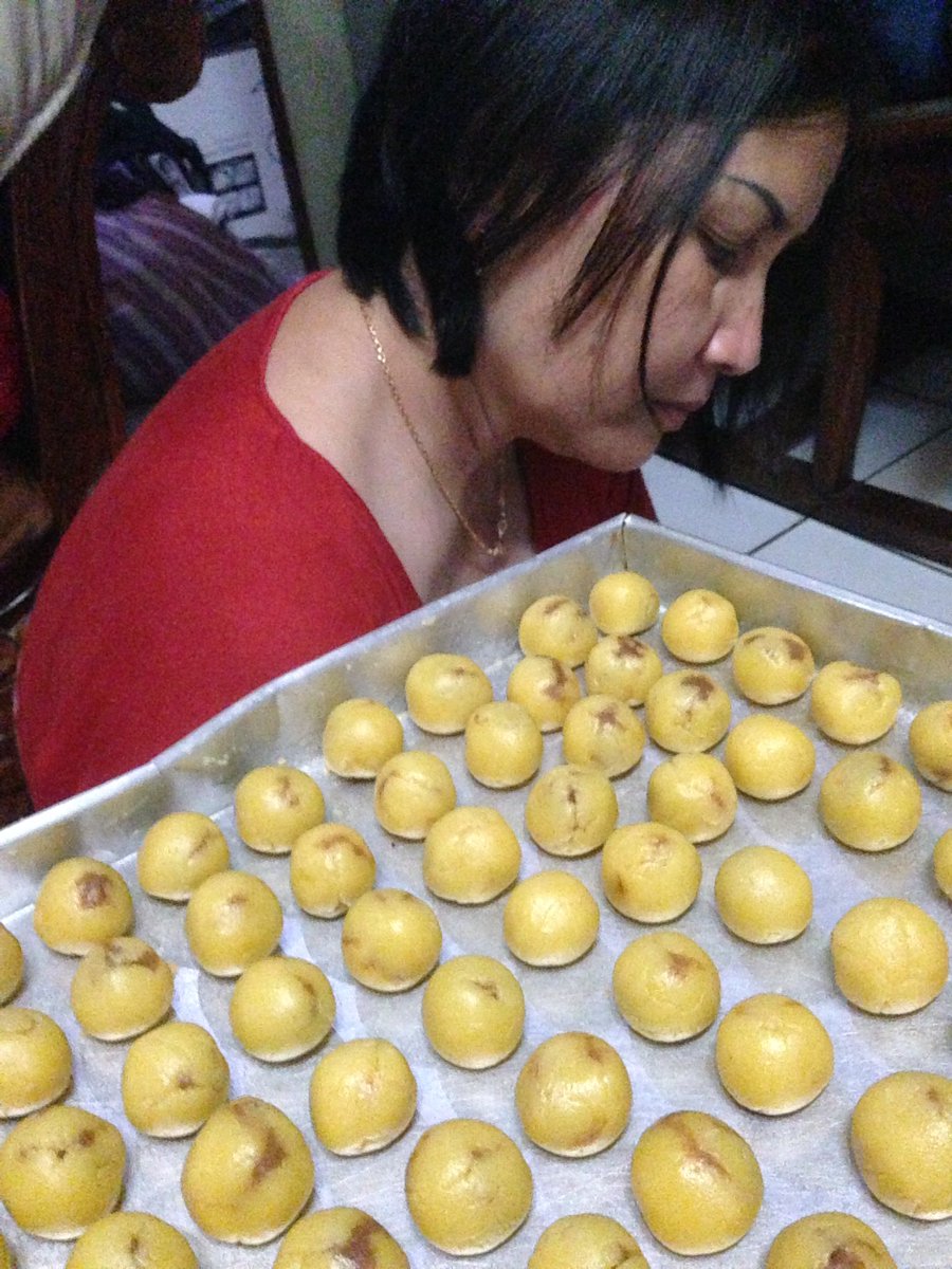 MelodyLaksani's tweet photo. Ada mama cantik lagi bikin kue... Bantuin gak ya(?)😝 https://t.co/Ujs4xi53VF