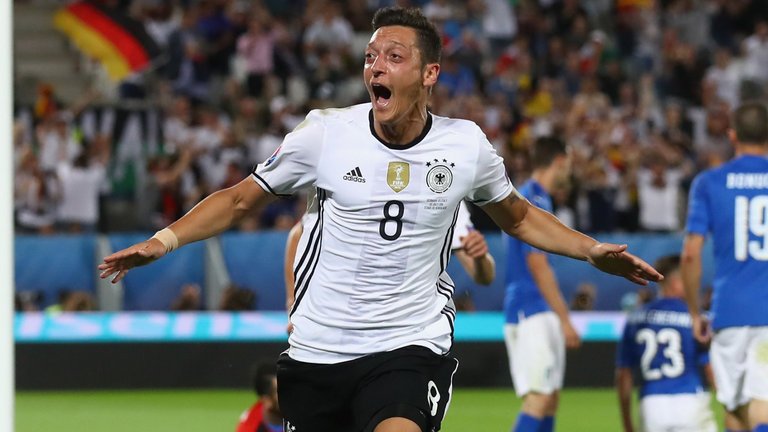 SkySportsPL's tweet photo. The numbers behind Mesut Ozil's performance for #GER against #ITA, by @PsdSports https://t.co/745JXfB1VH https://t.co/DjoSiaPFF9