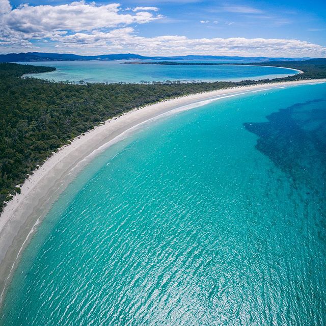 aussiegateway's tweet image. Bird's eye view of Isthmus at #MariaIsland, Tasmania​ #TBT #Wanderlust

Image Credit : mattglastonbury via IG