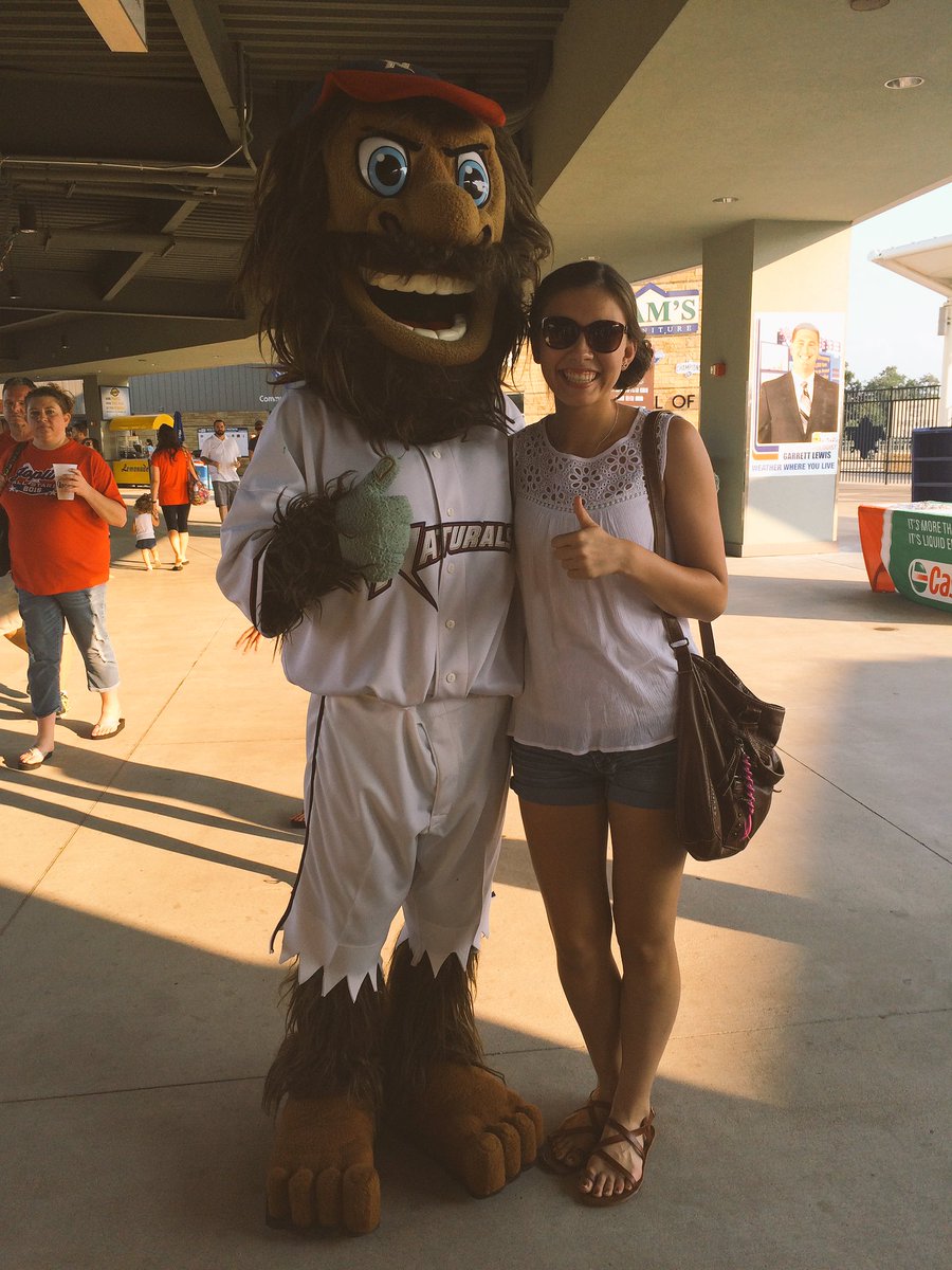 hanners_19's tweet photo. pic with the squatch, my other half😂😂😂 @coach_schulze https://t.co/dEYV5hdfXK