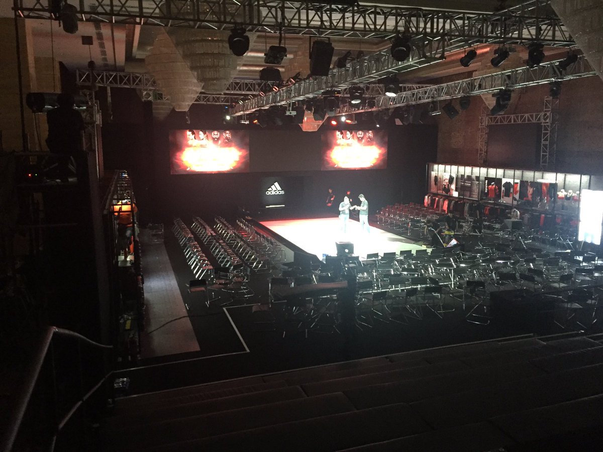 vjkirin's tweet photo. adidas#xiamen#vj@resolume https://t.co/VXnRKIPR0e