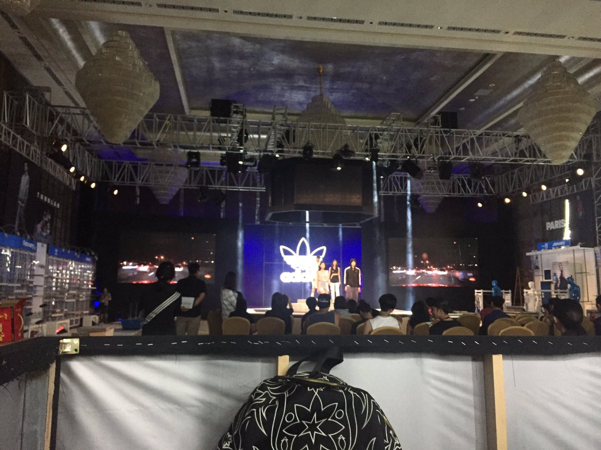 vjkirin's tweet photo. adidas#xiamen#vj@resolume https://t.co/VXnRKIPR0e