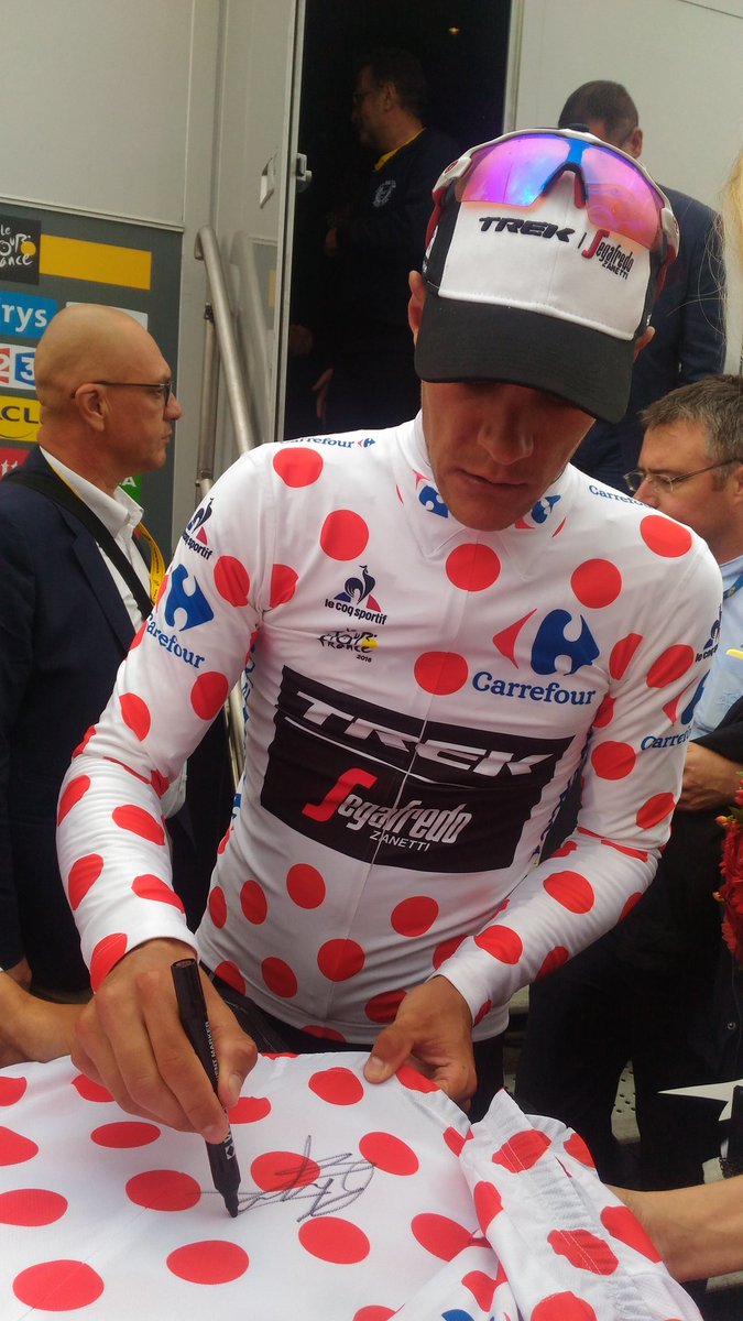 CarrefourFrance's tweet photo. RT pour gagner un #Maillotapois Carrefour dédicacé par @Jasperstuyven ! #TDF2016 https://t.co/iqsdqaRsPp