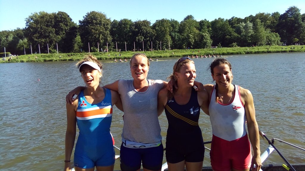 Roos wint icm <a href="/AUSROrca/">A.U.S.R. Orca</a>, <a href="/RoeienDeMaas/">Wedstrijdteam 'De Maas'</a>, <a href="/usrtriton/">U.S.R. Triton</a> de DSA 4x op de NSRF! #wijwinnen @TUDelft_SC