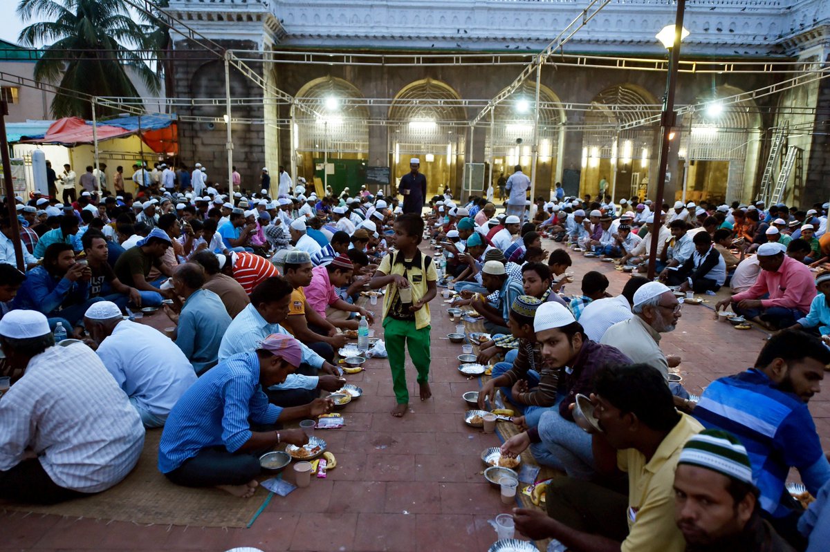 airnewsalerts's tweet photo. Muslims breaking their fast at ancient Big Mosque in #Chennai. https://t.co/cBtlIZjGDN