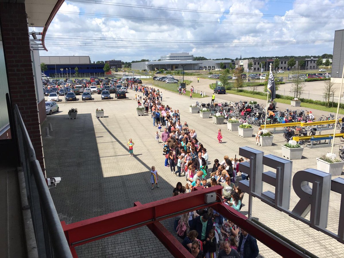 venrayhal's tweet image. Voor K3 in de rij bij evenementenhal Venray