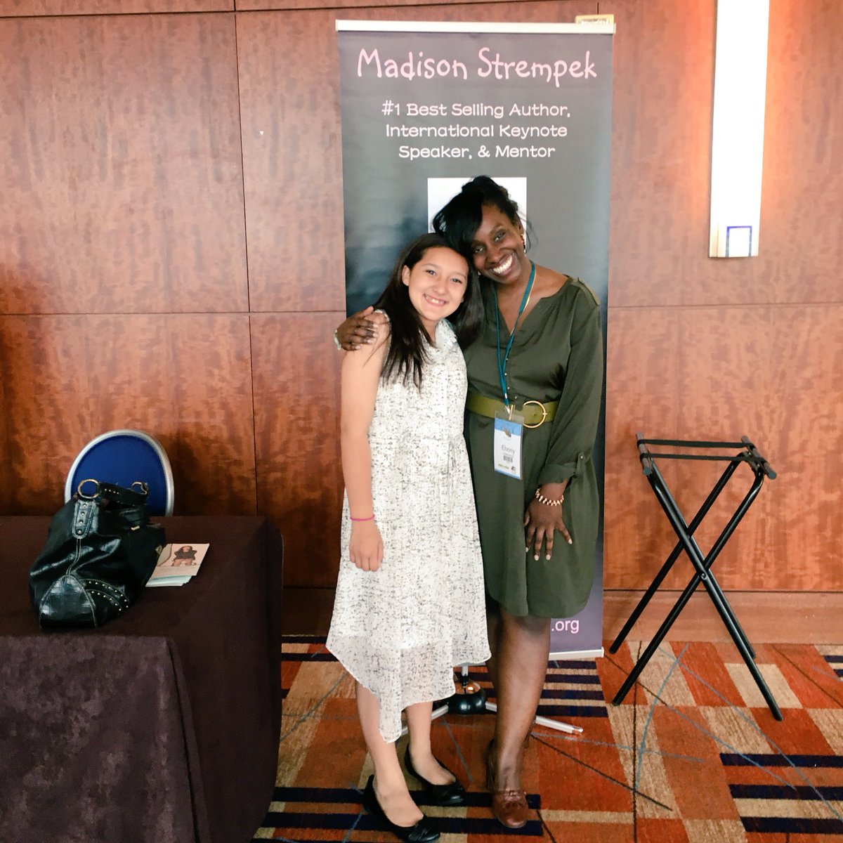 MaddyKidAuthor's tweet photo. Met @EbonyUceo and she's amazing! #COIP2016 @Family_League https://t.co/FwXyJ4XH5B