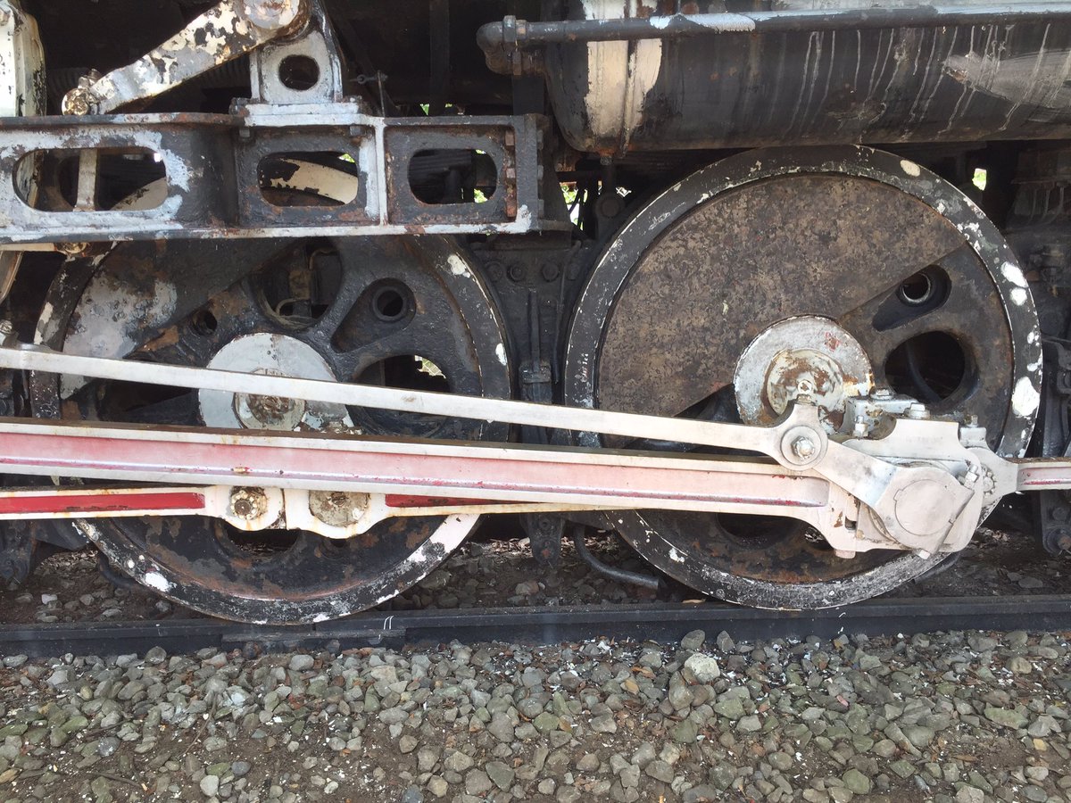 D51 140号機保存会 本日の作業を終えました 今日の熊谷は約30 暑い中ありがとうございました 本日はパテ とアルミメッシュを使っての穴埋め作業 動輪のケレン並びに塗装作業を行いました シリンダーの穴も塞がり キャブ裾も綺麗になって来ました