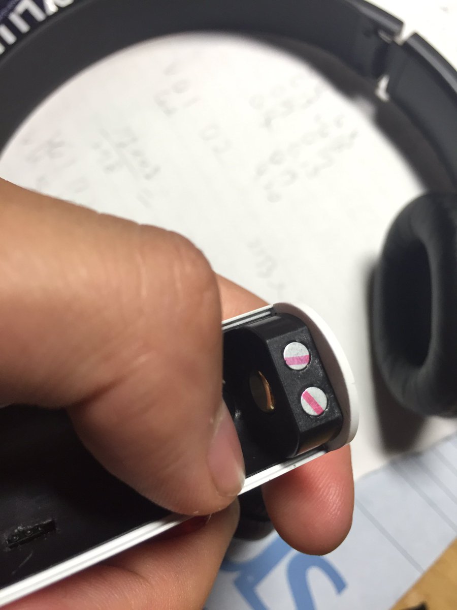yonkiiti's tweet photo. topbox mini机から落ちしちゃった衝撃で電池ボックスのプラスの電極へこんで電池はまらなくなってもうた@#vape #topboxmini https://t.co/1sLRS5LzxK
