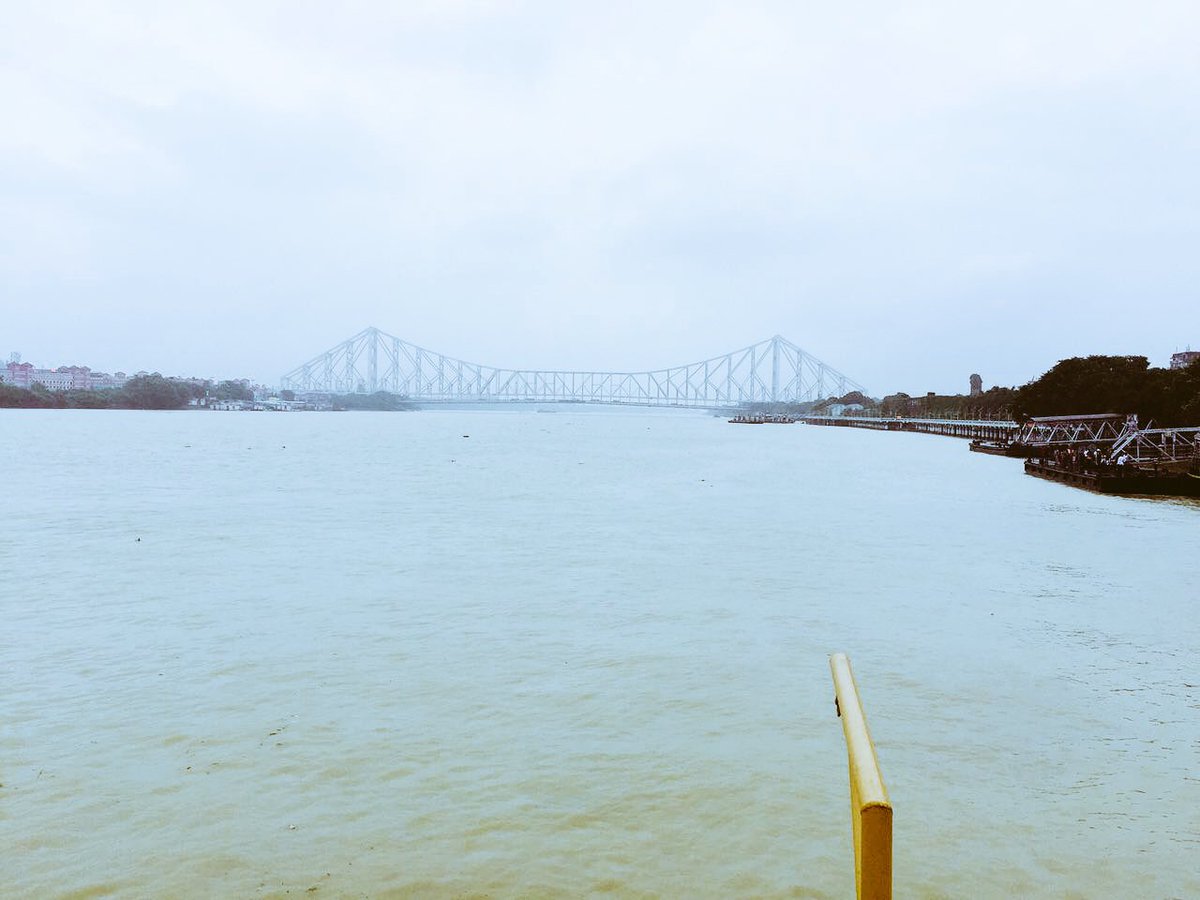 thepark_kol's tweet photo. It's a beautiful rainy evening and we're cruising down the Hooghly #trailsOfRamadan @thepark_kol @parkhotelsindia https://t.co/4lYBLkNwzo