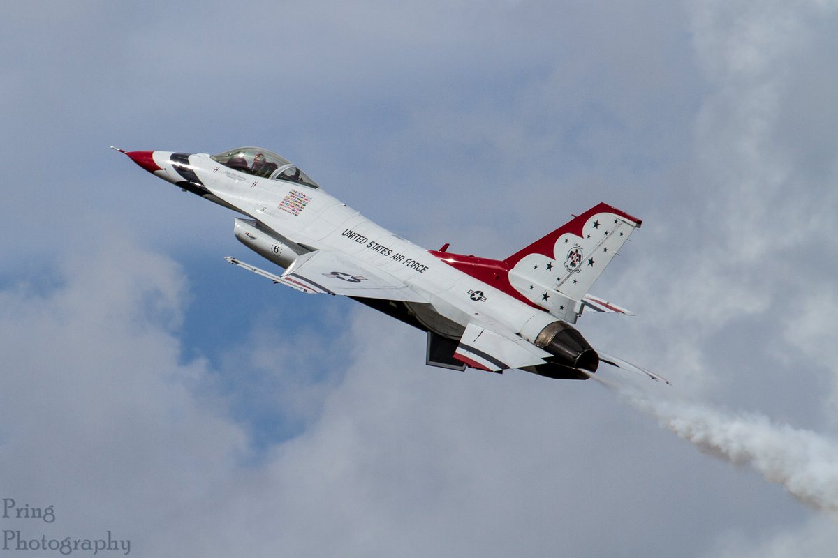 PringPhotograph's tweet image. Thunderbird 6 #2015 #TICO #HighAlpha #airshow #Tbirds #Thunderbirds #AVGeek #Aviation #Aircraft #RedWhiteBlue