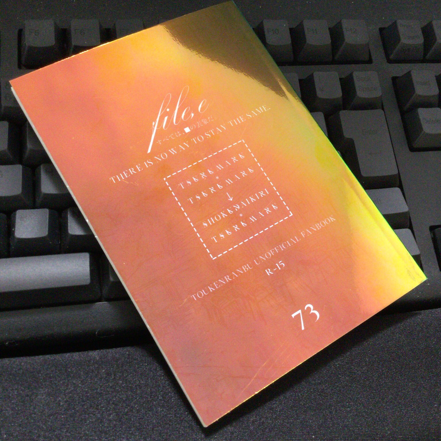 Twitter 上的 Rath とりあえず黒ベタにジュエルppすると結構面白い色味になりました 写真にすると顕著なんだけど ルビーだけど 反射で赤 黄 緑でギラギラする とりあえず猫の目でも思ってくだされば あと表紙はうっすらしおりでも使ってる背景画が見えるよ