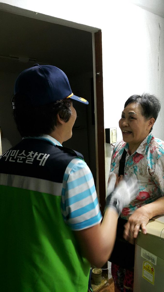 상대원3지역대 야간 순찰 중...
몸을 떨며, 거동이 불편하신 할머니를 재빨리 부축하여 댁까지 안전하게 모셔다 드렸습니다~
시민이 안전한 성남~ 성남시민순찰대가 항상 시민 곁에 있습니다~ 화이팅!!!