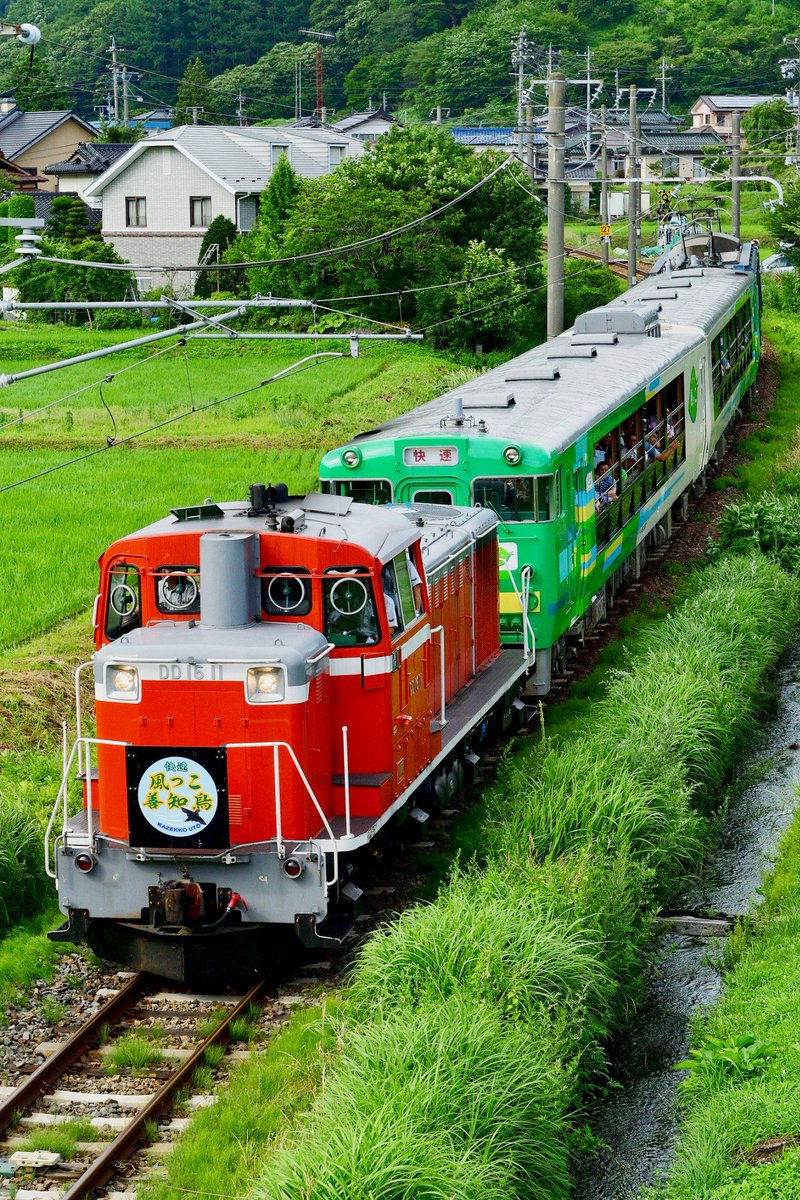 さちどんs 川岸 辰野で 9571レ 風っこ善知鳥 を 用水路の草むしり中のばあちゃんと一緒に 列車通過前 追っかけ組が一気になだれ込んで来てビックリ さちどんs 川岸 辰野で 9571レ 風っこ善知鳥 を 用水路の草むしり中のばあちゃんと一緒に 列車通過前 追っかけ組が一気になだれ込んで来てビックリ