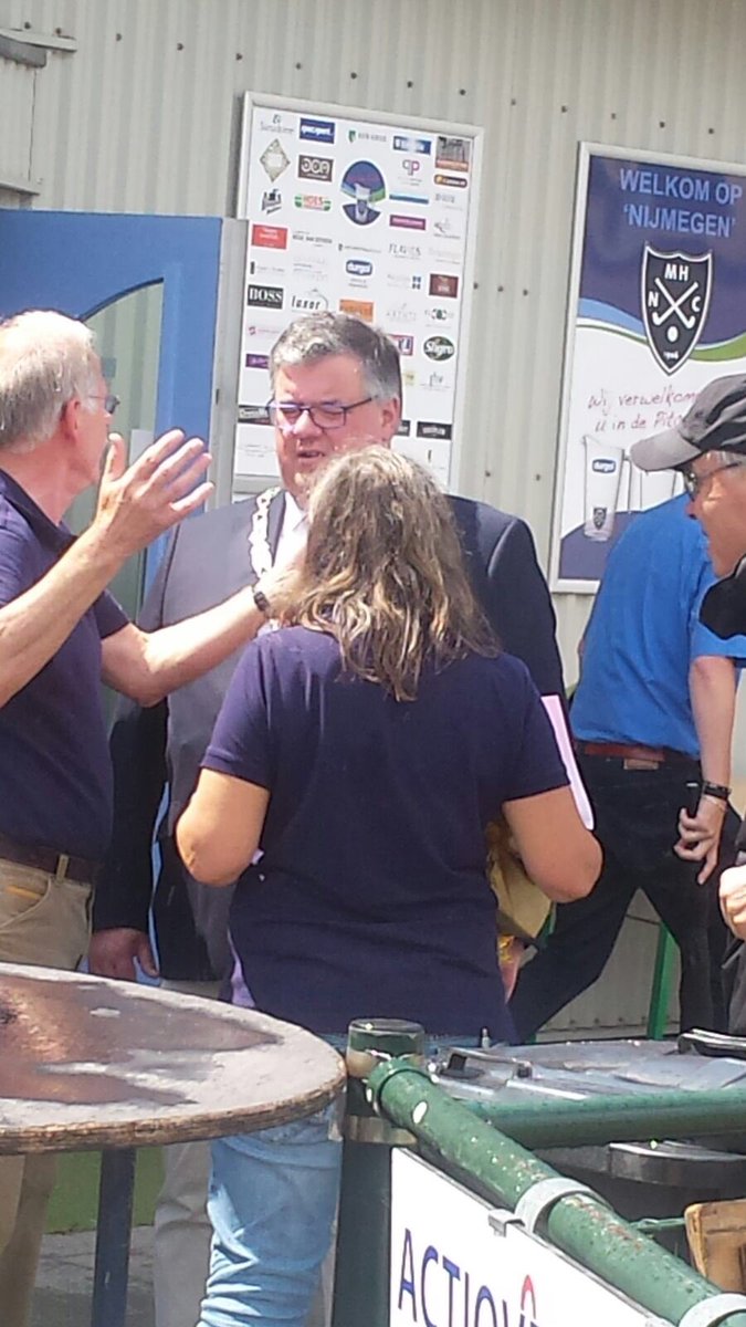 Burgemeester Bruls van #nijmegen is er weer bij. Nu prijsuitreiking <a href="/NMHCNijmegen/">NMHC Nijmegen</a> #specialolympics.
