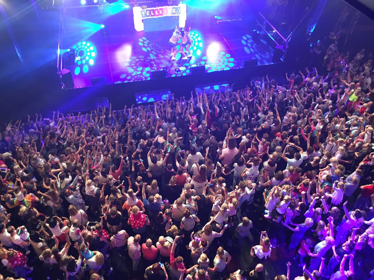 venrayhal's tweet image. Dak gaat er af bij K3 evenementenhal Venray