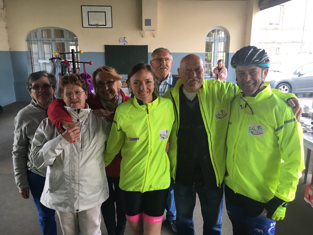 Déjeuner à Bourgthroulde, le Secours Catholique local offre le café aux coureurs frigorifiés de la  #bikecoeur