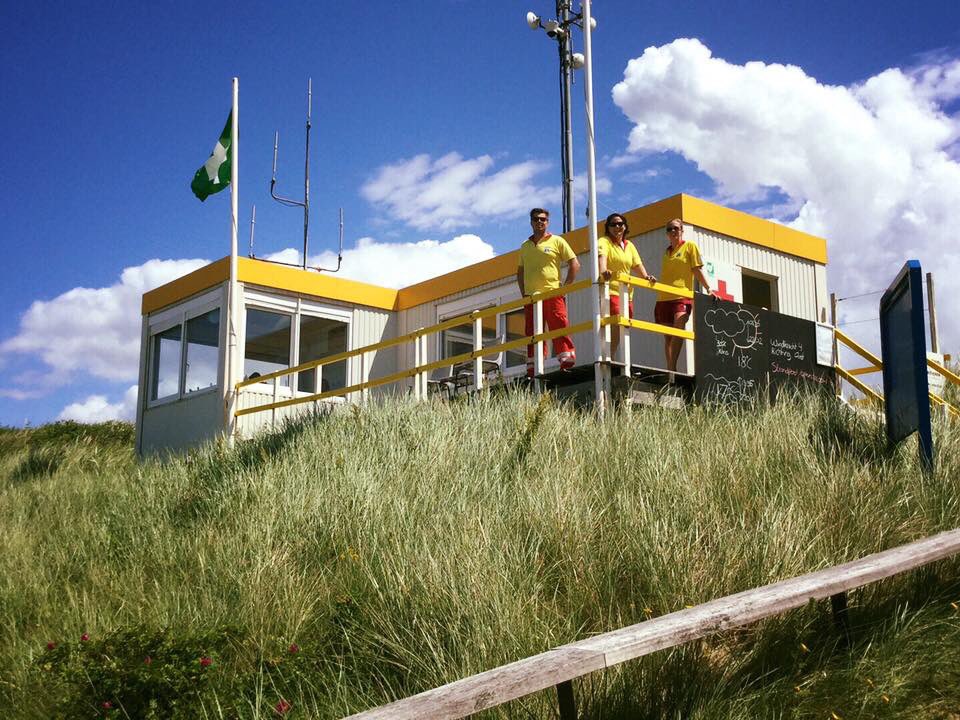 Strandbewaking's tweet image. Alle strandposten zijn vanaf 2 juli weer dagelijks geopend van 11:00 t/m 19:00 uur.