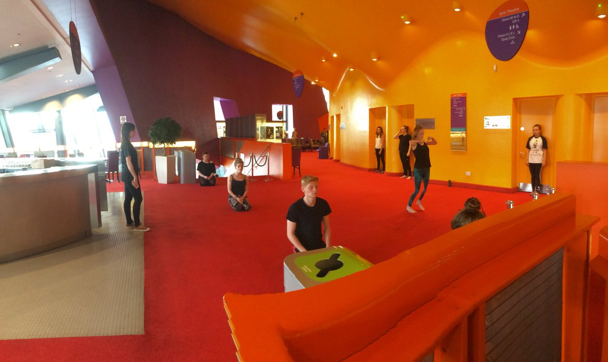 hannahgeary_dt's tweet photo. #Signatures16 rehearsal @The_Lowry W/ @Twenty10Dance ββ @ManchesterDance https://t.co/Z6Zr246TO7