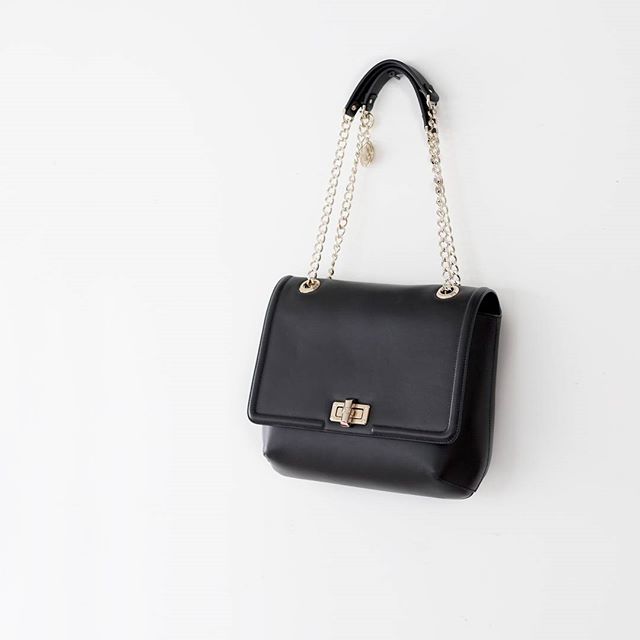 A contemporary classic, @LANVINofficial's Happy medium bag shoots straight to the top of our new-season wish list 💫