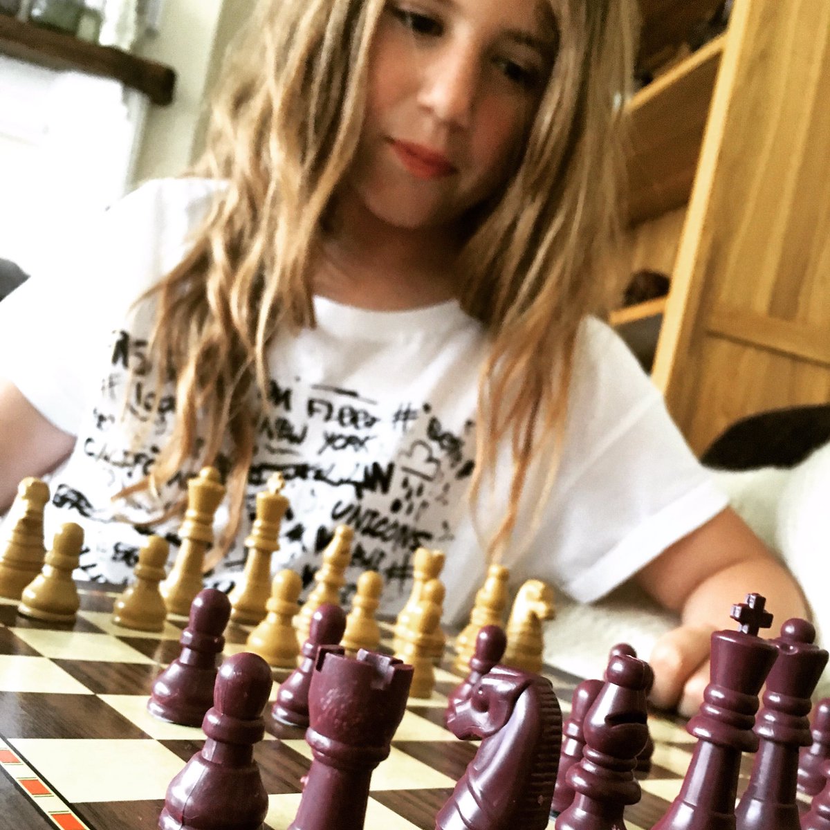 T1nglesB00's tweet photo. My clever little girl #ProudMum #ChessGeek #CheckMate #Chess https://t.co/IWDI5gMYOz