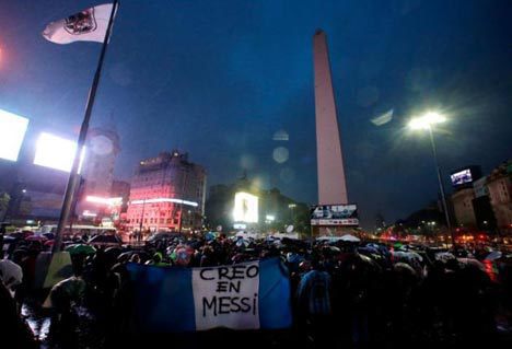 goo.gl/7zg2VS - People Power! Suporter Argentina Turun ke Jalan, Minta Messi Kembali