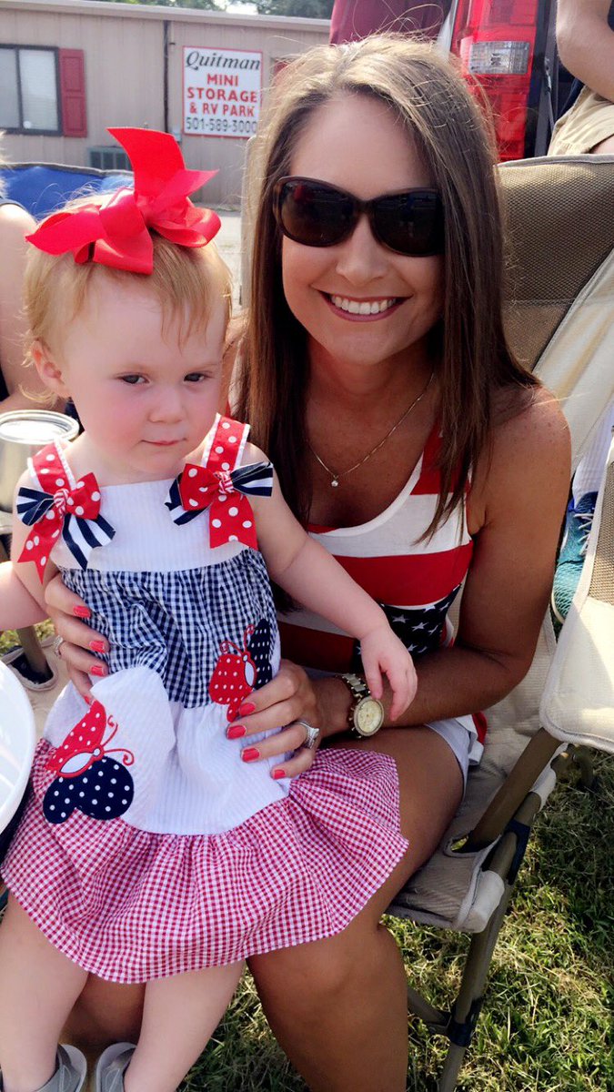 ssummerreynolds's tweet photo. Doing a little parade watchin with Little Red Riv ❤️🇺🇸 Q-Town https://t.co/IdOqIJD5di