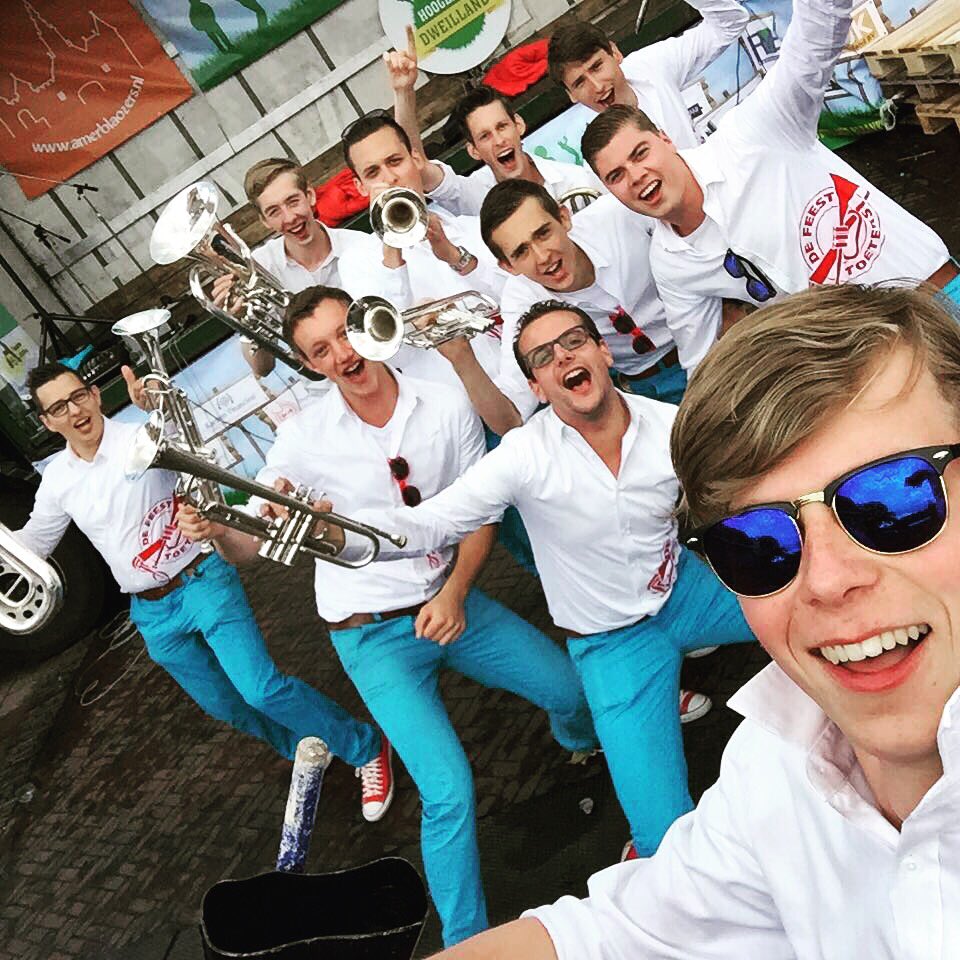 Selfie tijdens optreden moet kunnen toch? #feesttoeters #festival #metzealleopdefoto