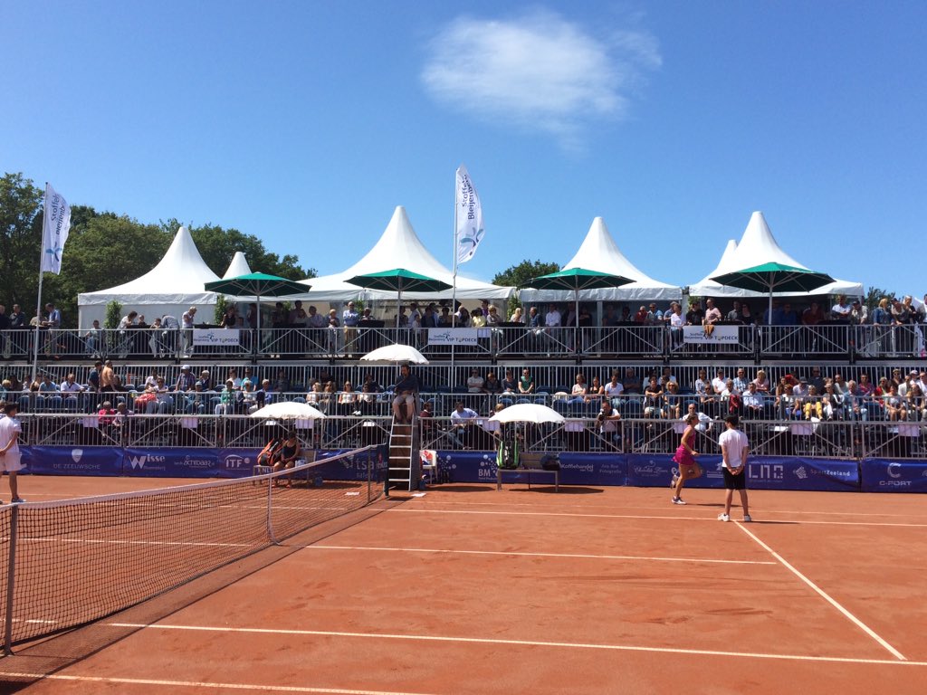 1e Prijs uitgereikt aan Quirine Lemoine (NL) bij dames tennis finale <a href="/ChallengerZld/">Challenger Zeeland</a> . Super toernooi van formaat.