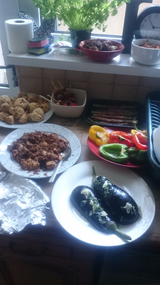 AshleeKing90's tweet photo. @johnsdarren @mollymandy72 hope you're bringing your appetites! Still lots more food to go 😍😀😘 https://t.co/YrIhbw5GOI