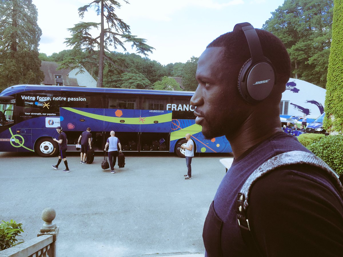 BoseFR's tweet photo. .@MoussaSissoko en plein préparation avec le #BetterSound avant le match. Allez l'@equipedefrance ! #FiersdetreBleus https://t.co/tlrLDfOORr