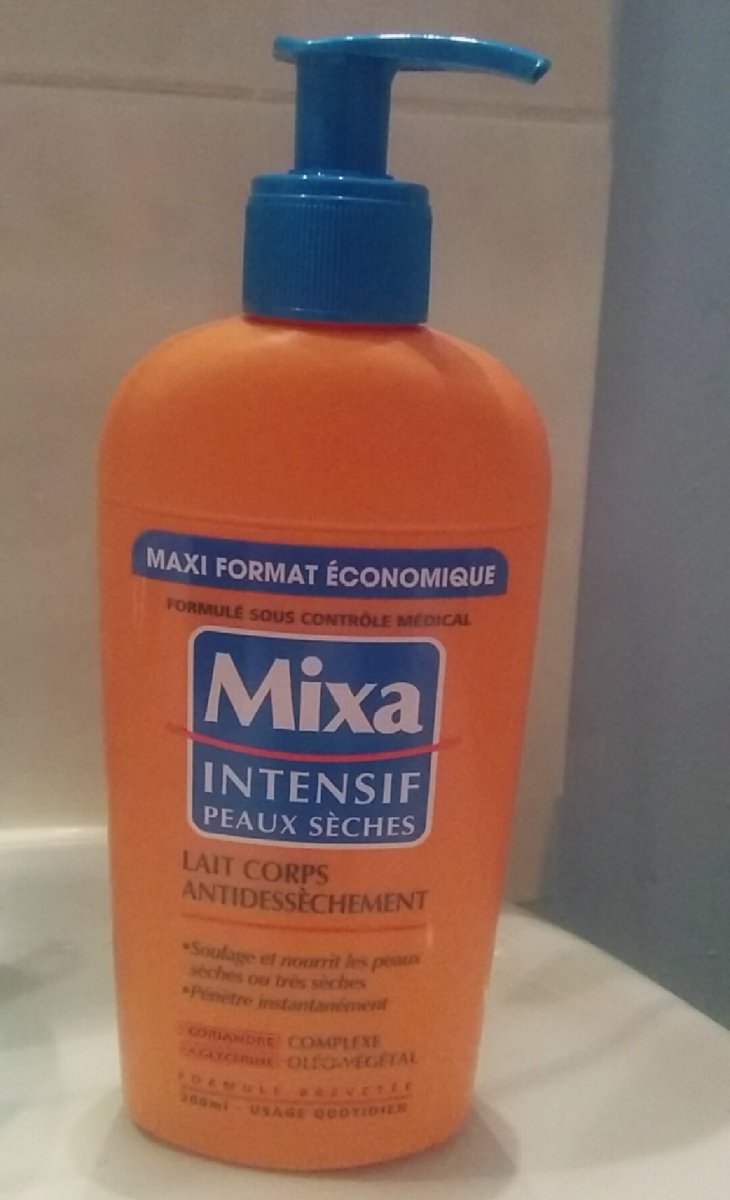 DiendPavoni7's tweet photo. On a tous ce pote Renoi qui a cette crème anti-dessèchement 😂😂 https://t.co/IWUQ87cEqM