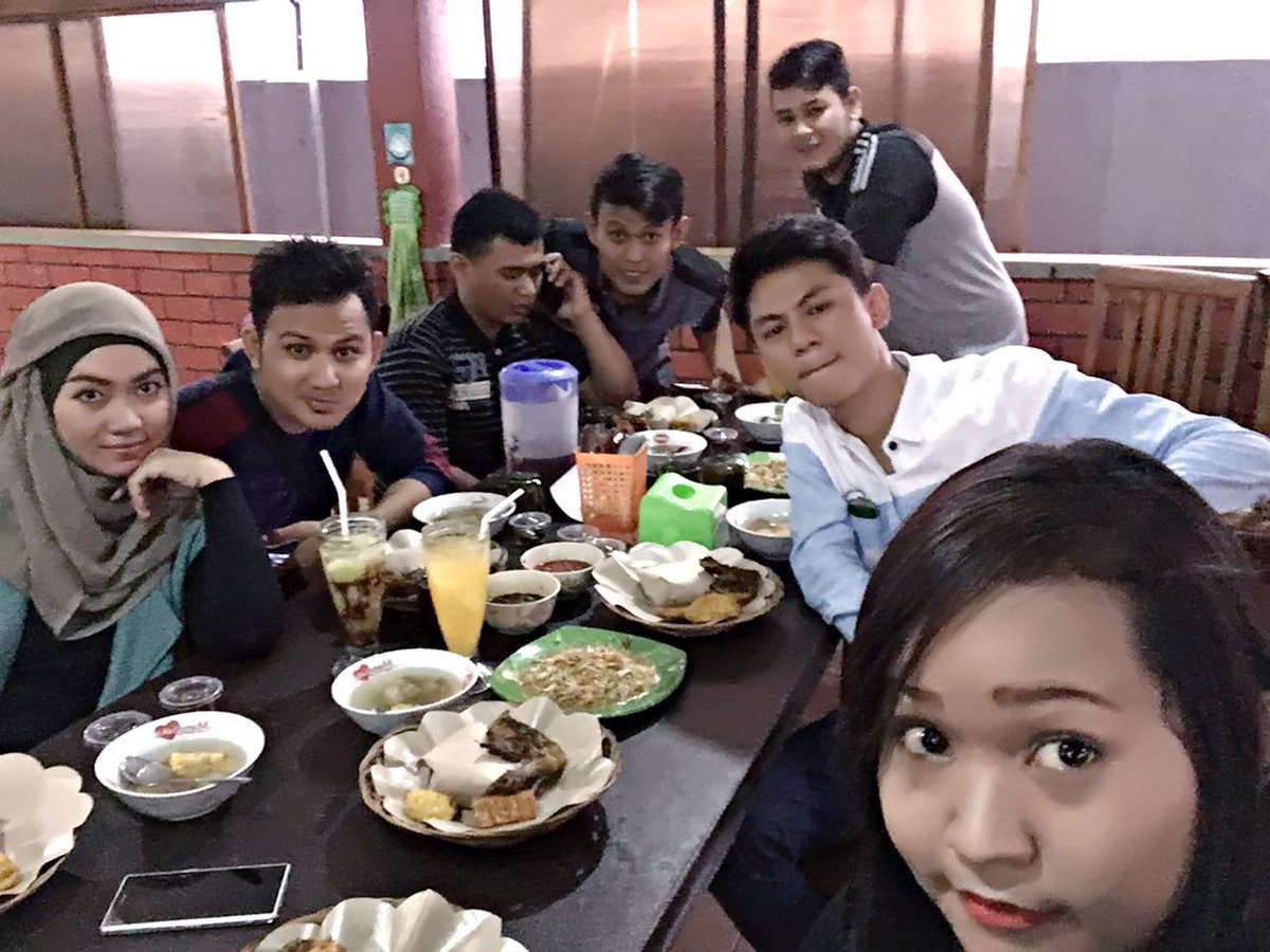 dd_Rahayu12's tweet photo. Bukber with kawan" SMK DAMAR(PJ) 👏👏🍛🍴 https://t.co/QjNm7dmkrw