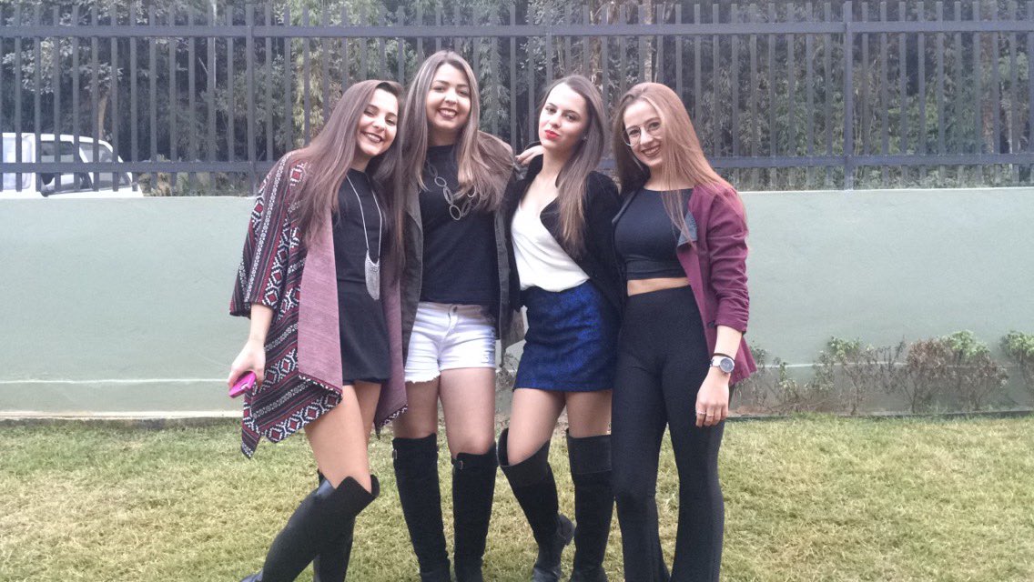 gabcastrinho's tweet photo. Fvl (quase toda) reunida 💗#costando #aglomero @annagalkowski https://t.co/z4zGf4Y9gJ