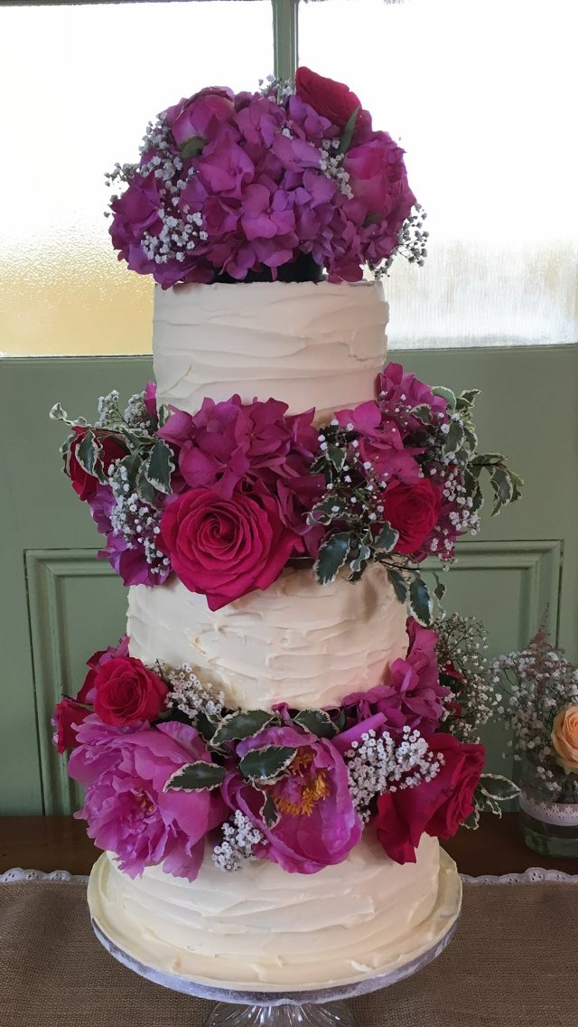 Floristalnwick's tweet photo. Sunning decorated cake. #wedding #northumberland #florist #roses #hydrangea #peony https://t.co/6uQhiNPjnf