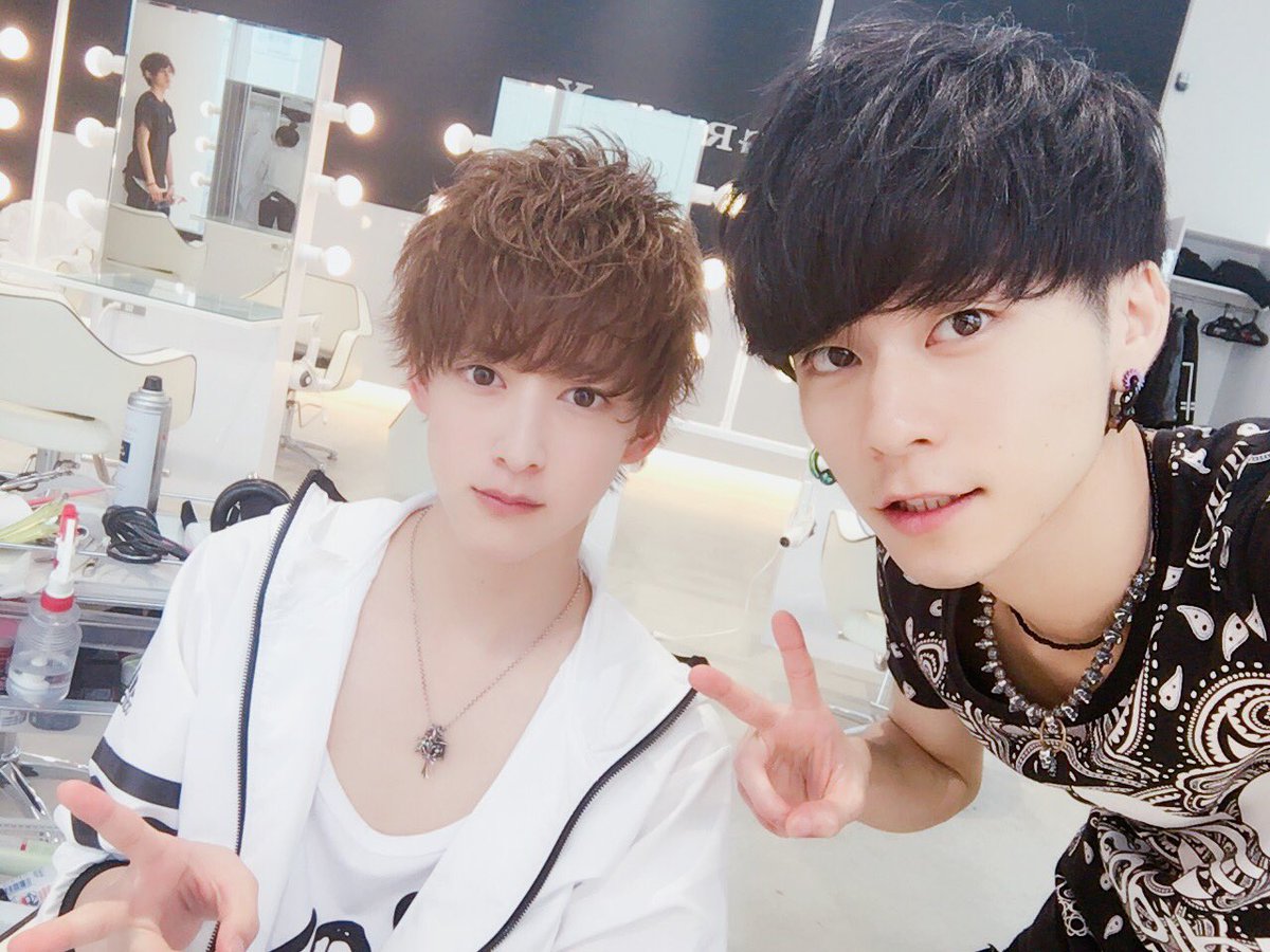 mskya_de's tweet photo. ビューティーBOXのBEST5が
我らAKROSで埋め尽くされました！✨
そ��てなんと、、

僕の『ネオアクシスマッシュ』が

堂々の⚡️第1位⚡️を獲得しました‼️

皆さんありがとうございます✨
沢山のオーダーを待ってます‼️ https://t.co/GhM4iztK9H
