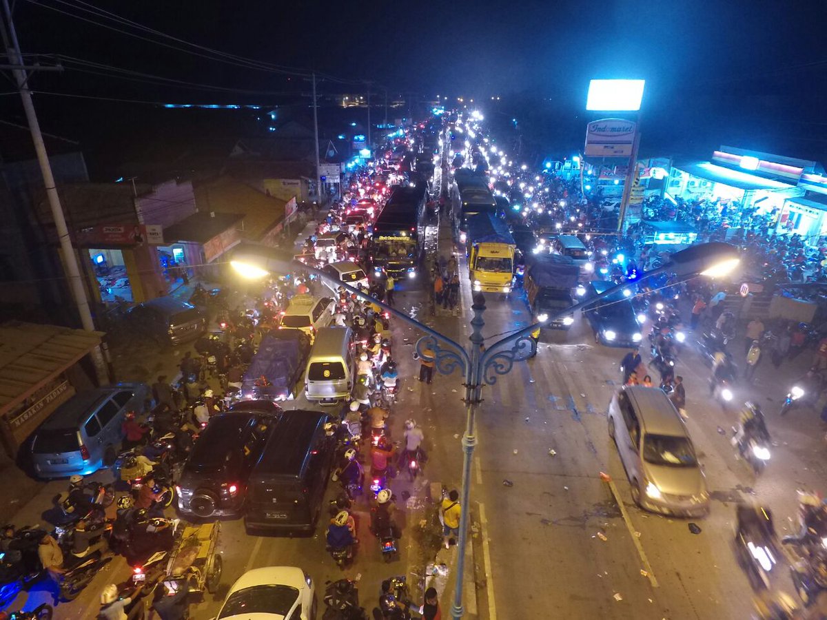 topfm951's tweet photo. Brebes malam ini @dispadj https://t.co/a4iZky5jrQ