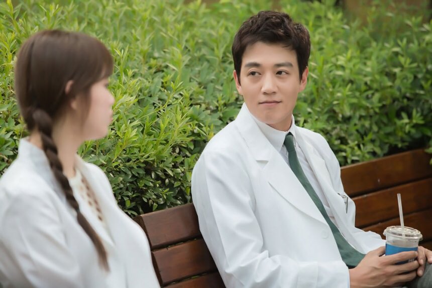 TheDramaKorea's tweet photo. Pak Guru merangkap Pak Dokter ini bakal mewarnai Senin dengan senyum manisnya. #Doctors https://t.co/LFah6yQymQ